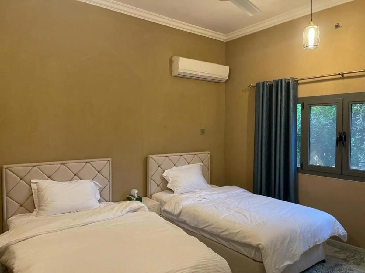 Rose Guesthouse Al 'Aqar Exteriör bild